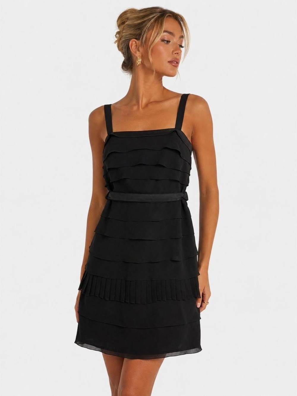 ❤️❤️Vera Wang Black Tiered Ruffle Mini Dress